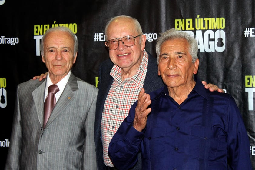 Los actores Luis Bayardo y Eduardo Manzano, protagonistas de la cinta En el último trago acudieron al estreno de esa prudicción.