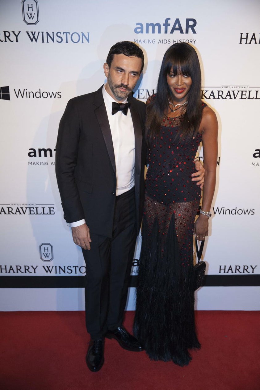 La modelo británica Naomi Campbell llegó acompañada del estilista Ricardo Tisci.