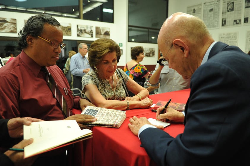 Un numeroso grupo de personas acudió a la presentación del libro de Carlos Prieto que tuvo lugar anoche en las instalaciones de El Siglo de Torreón.