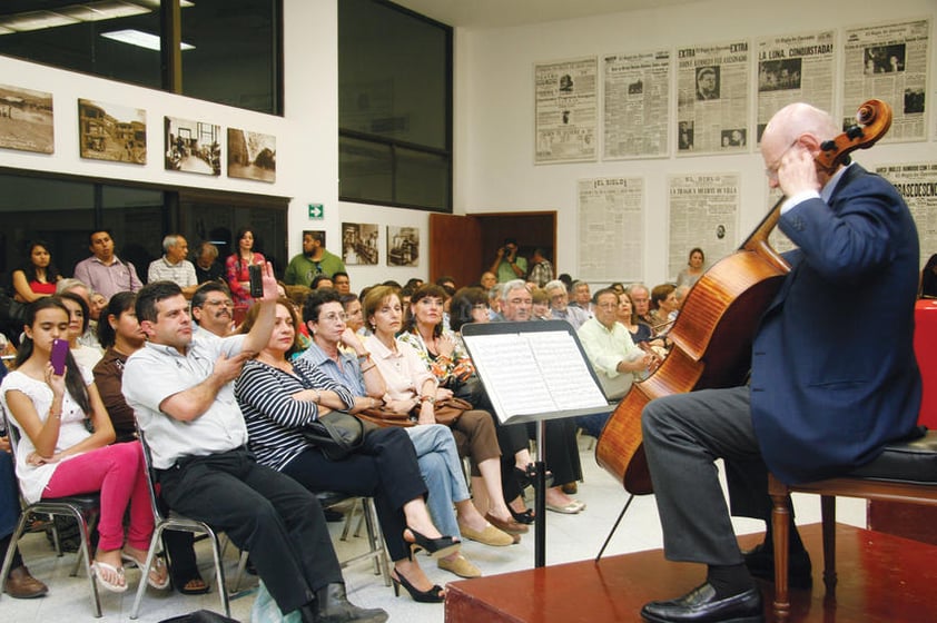 El chelista ofreció un breve recital de violonchelo que concluyó con una gran ovación.