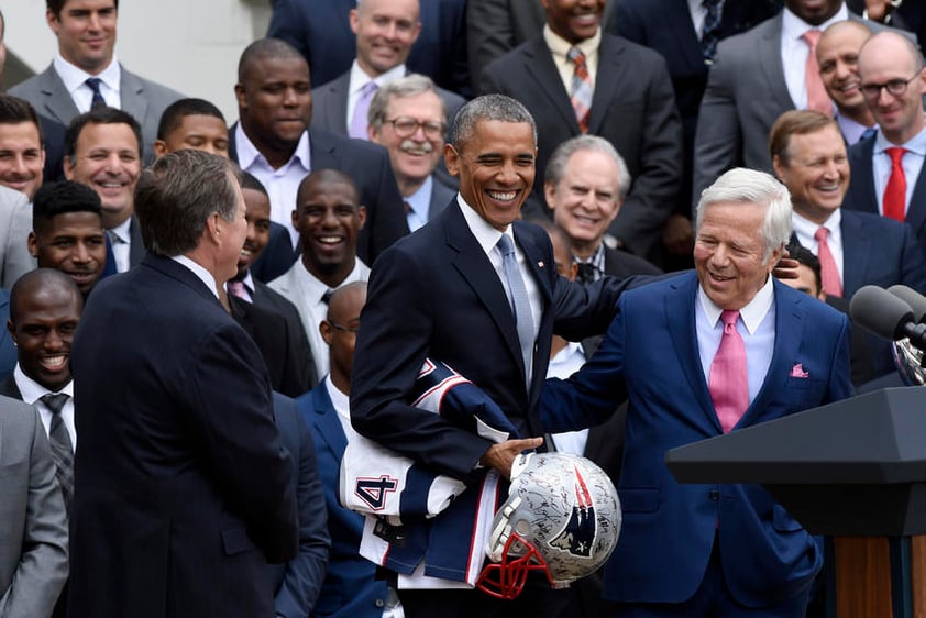 Obama, aficionado a los Osos de Chicago, recibió un jersey conmemorativo por parte del propietario de los Patriots, Robert Kraft, quien le sugirió que New England podía ser su favorito de la Conferencia Americana.