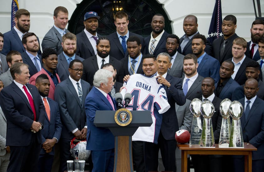 Obama recibió un jersey con su nombre y el número 44.