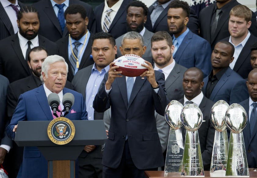 Obama checó que el balón que le fue obsequiado no estuviera desinflado.