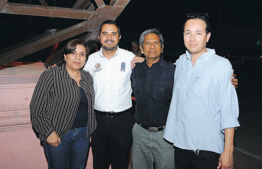 DISFRUTAN CONCIERTO.  Nancy, Roberto, Gustavo y Miguel.