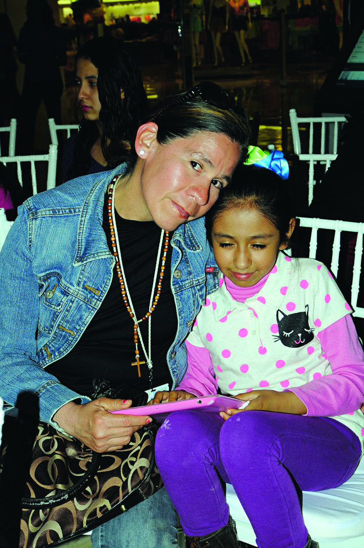 EN EL MALL.  Claudia Bautista y María Lomas.