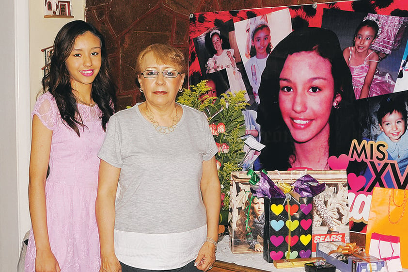 CUMPLE XV.  Luisa Fernanda con su abuelita, Helen Bonilla, en su festejo de cumpleaños.