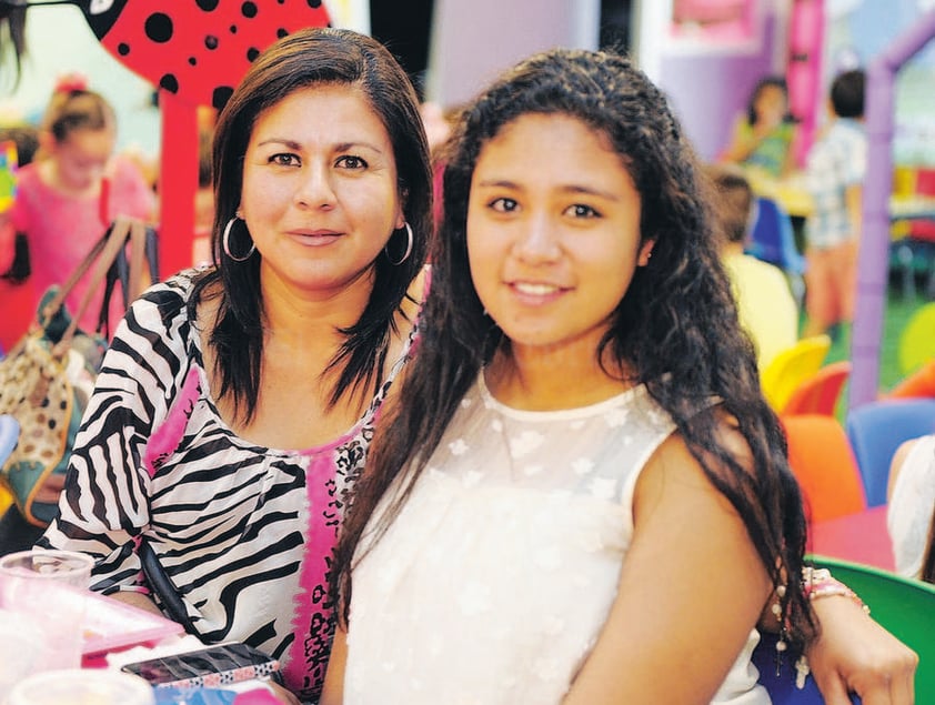 EN LA FIESTA DE PAULINA.  Salma y  Melody.