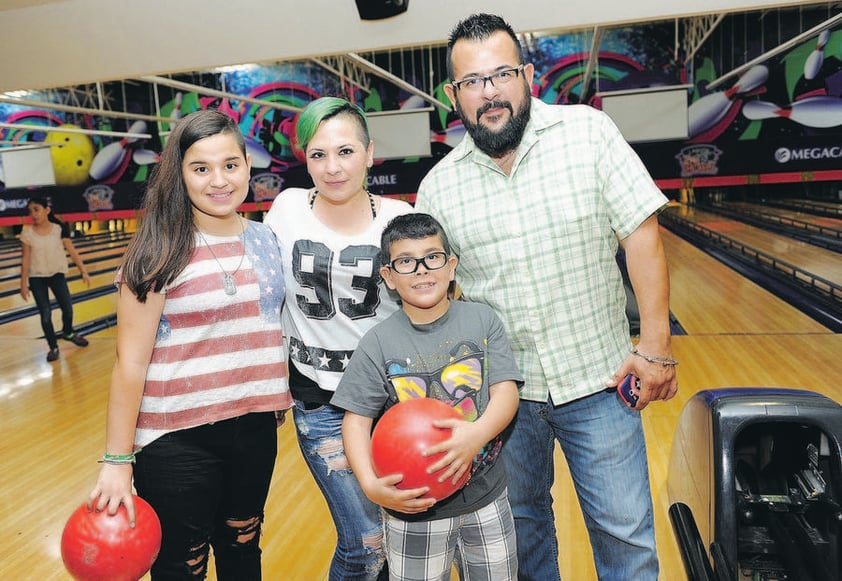 Camila, Emma, Omar y Omar.