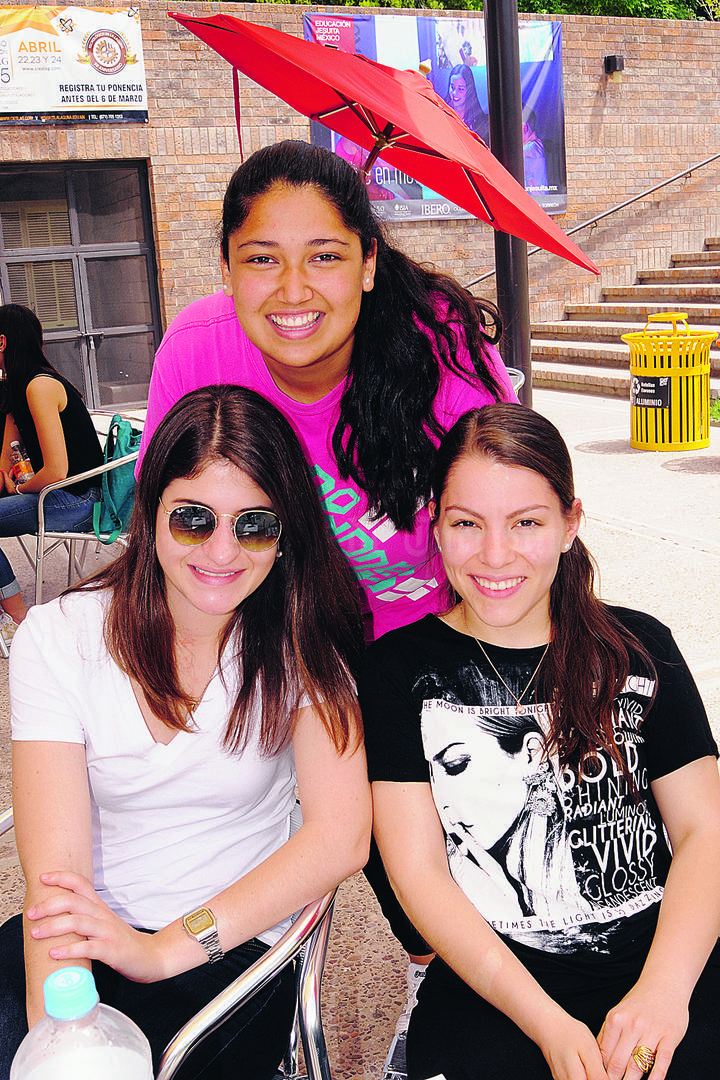 AMIGAS.  Vicky, Glenda y Marifer.