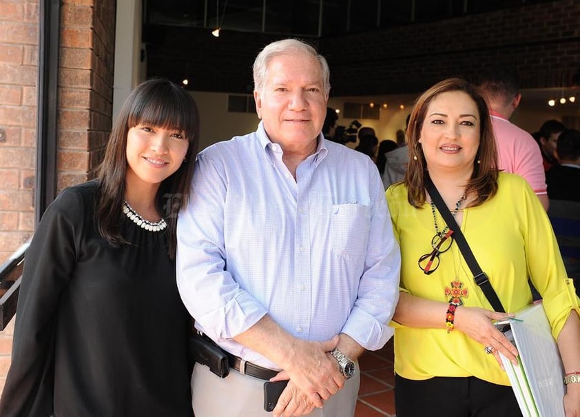 Cristina, Héctor Acuña y Zayde.