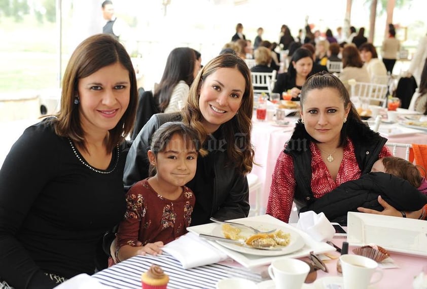 EN RECIENTE FESTEJO.  Ana Cecy, Mónica, Miranda, Irma y Jimena.