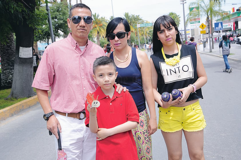 PASEO COLóN.  David, Diego, Lulú y Pamela.