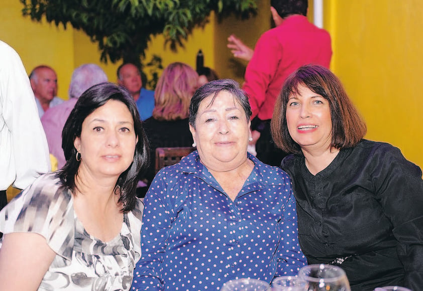 AMIGAS.  Laura, Toña y Karina.