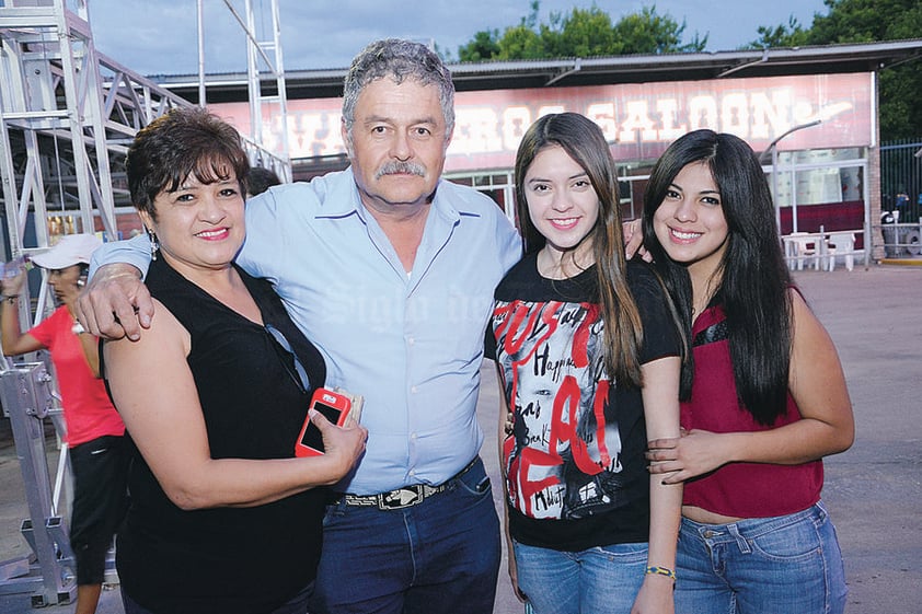 EN FAMILIA.  María Estela, Eleazar, Tanya y Paola.