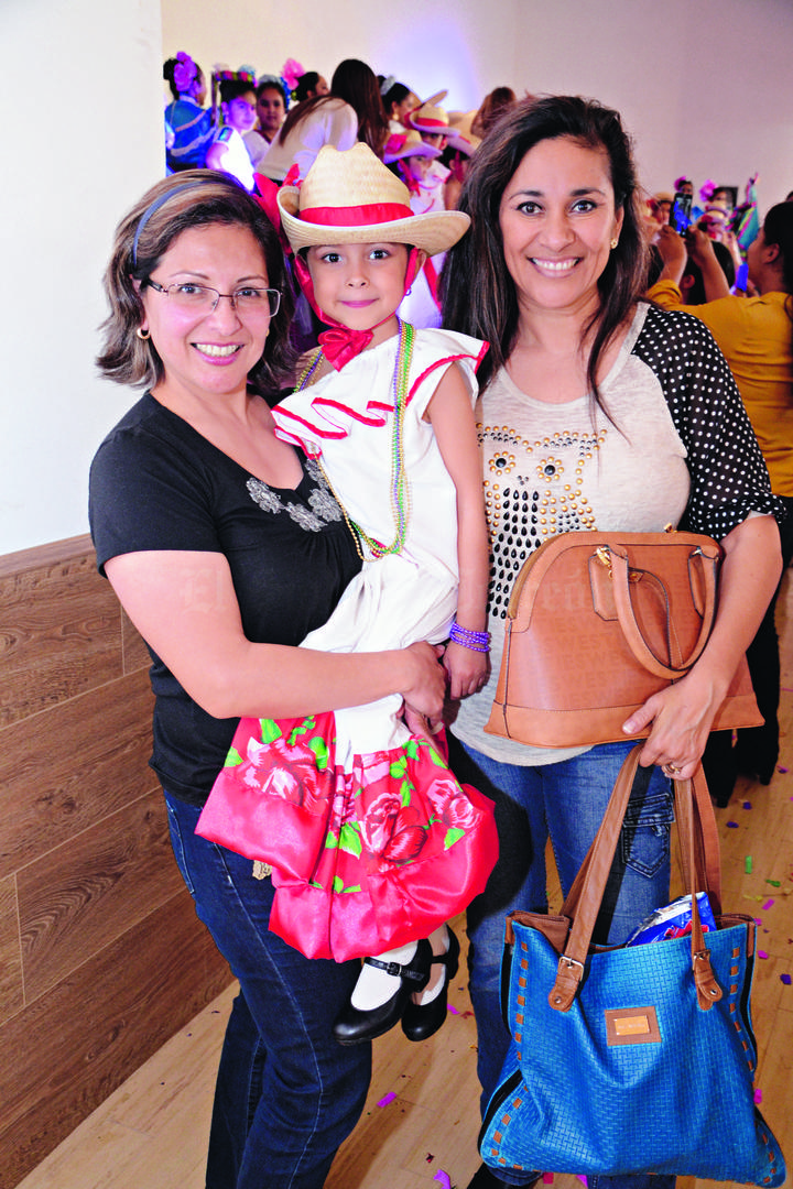 VIVAMOS EL ARTE.  Mayra, Marilú y Laura.