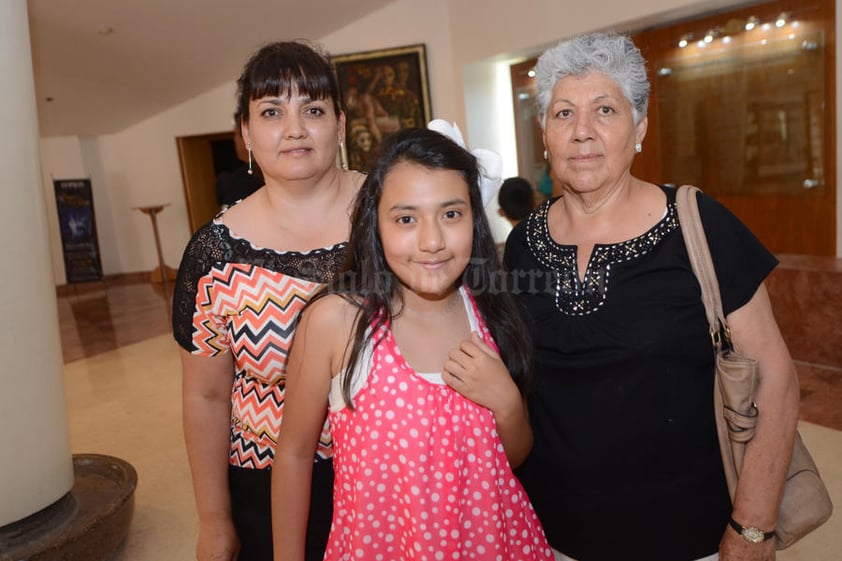 Claudia, Valeria y Tomasa.