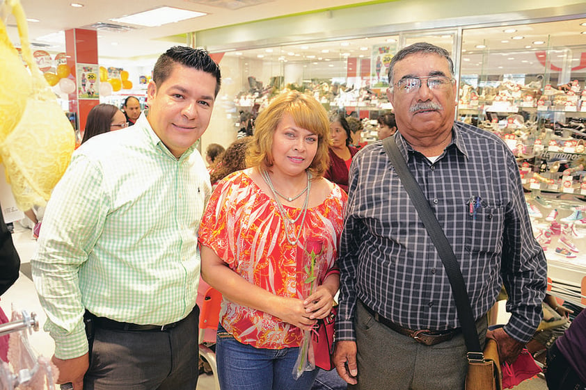 ASISTEN A INAUGURACIóN.  Emmanuel, Silvia y Juan Manuel.