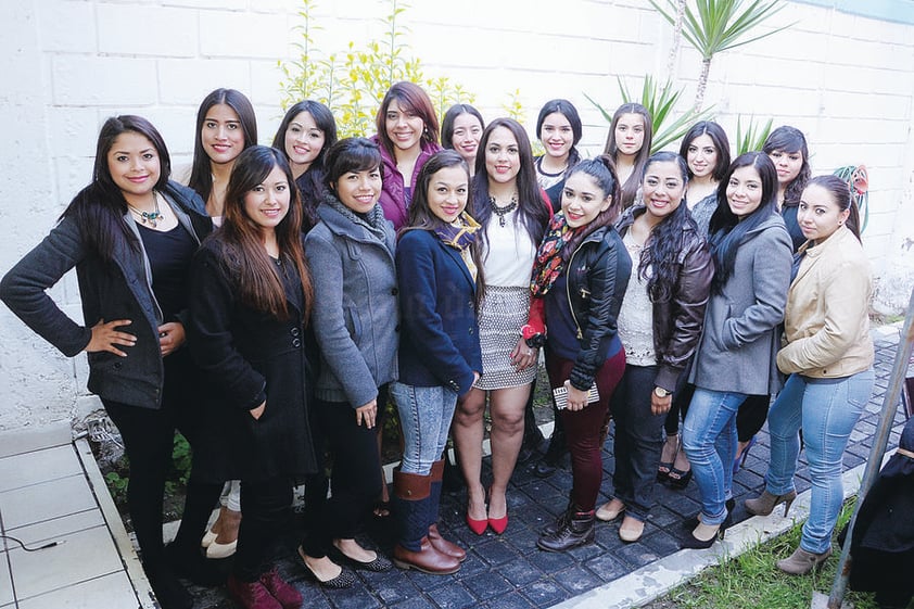 SE CASA EN BREVE.  Dafne Elizondo junto a sus amigas el día de su despedida de soltera.