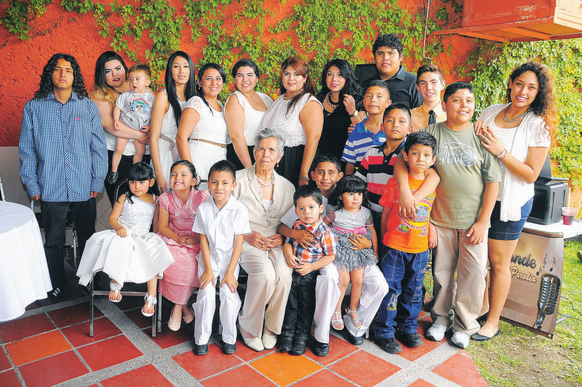 EN FAMILIA.  Irene Rincón de Huerta junto a sus nietos en su festejo de cumpleaños.