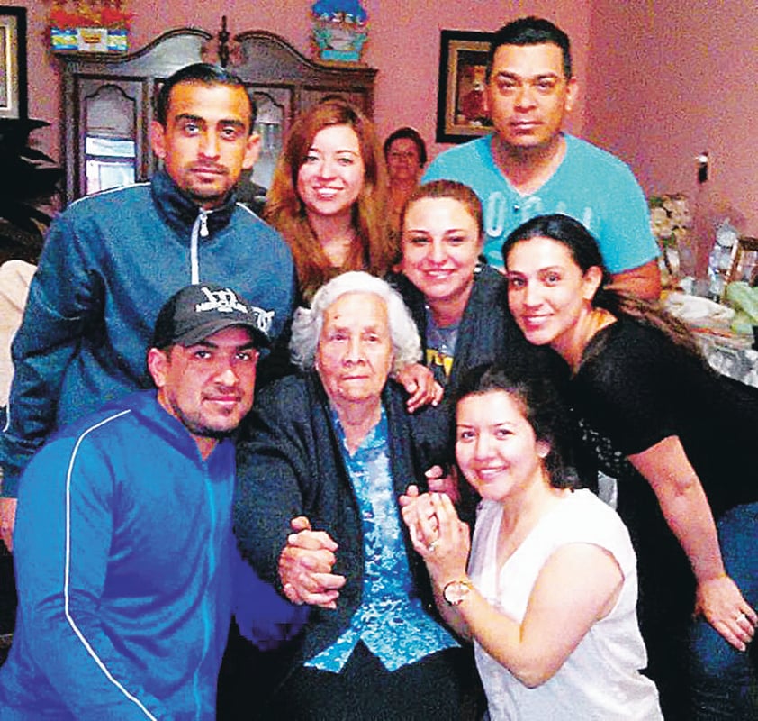 AMENA REUNIóN.  Guadalupe García de Giacomán con sus nietos: Christian, Brenda, José Luis, Jesús Alan, Yaneth, Zoraya y Viridiana.