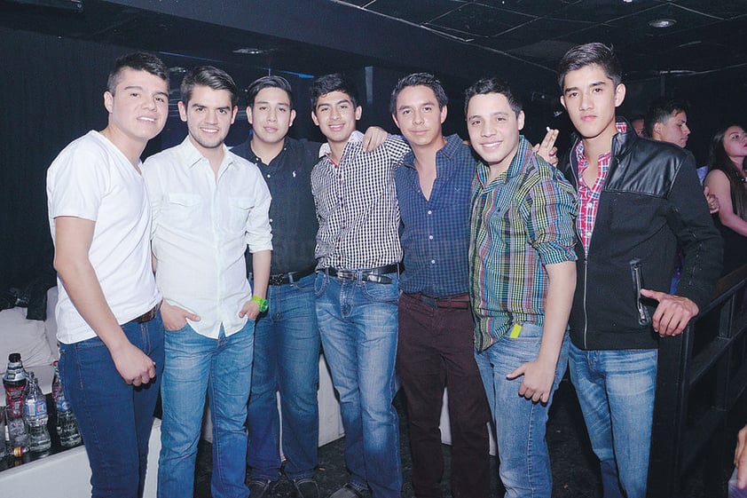 NOCHE DE ANTRO.  Jared, Alfonso, Javier, Pedro, Ray, Ramiro y Gustavo.