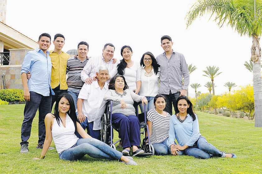 GRATOS MOMENTOS.  Samuel y Olimpia Ruiz se reunieron con sus hijos: Samuel, Cheo, Sara, Samantha, Esther, Wendy, Jael, Caleb, Jos y Saúl. Algunos de ellos vinieron de Veracruz, Monterrey y León.