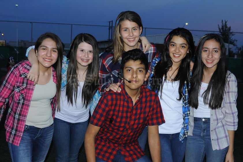 Claudia, Sara, Kevin, Isabella, Cristy y Majo.