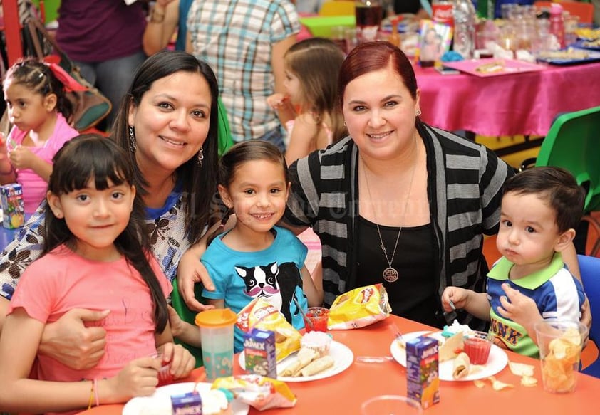 Kika, Liz, Sara, Cecy y Mateo.