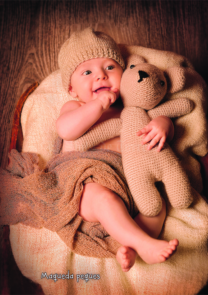 El pequeño Eugenio de Larrañaga Casale en su primera fotografía de estudio a los tres meses de edad.- Studio Maqueda Peques