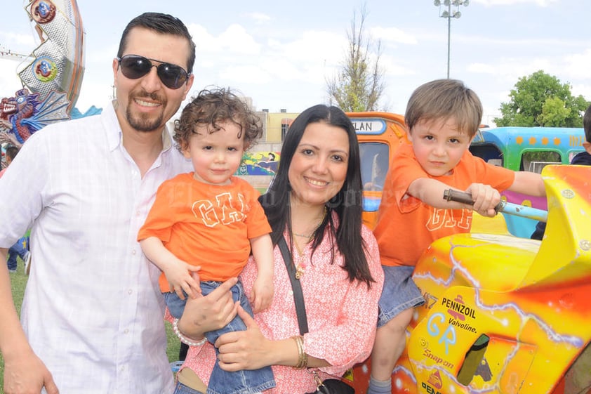 EN FAMILIA.  Julio, Luz, Matías y Elías.