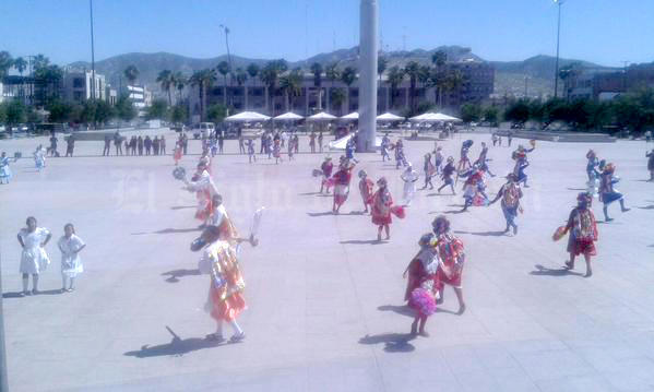 A pesar del día soleado, varios curiosos, entre estudiantes y paseantes del lugar, se detenían a admirar la tradicional danza.