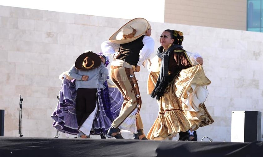 El grupo se adentró al centro del lugar, mientras "zapateaban" al son de la música tradicional con la que aproximadamente 30 músicos, entre violinistas y percusionistas amenizaban sobre el escenario.