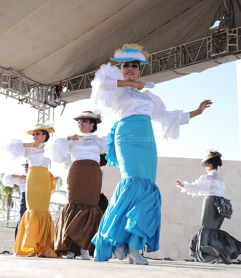 Los grupos de baile cautivaron a los laguneros.