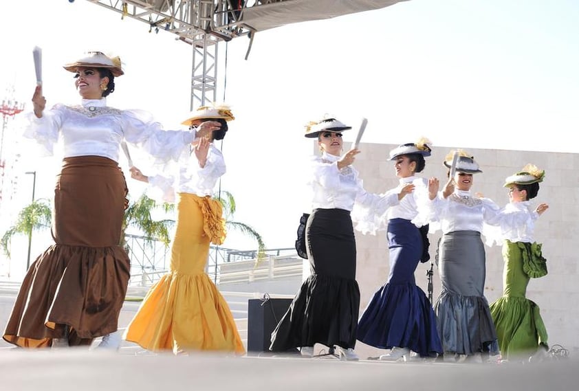 Bajo el inclemente sol lagunero y con un retraso de 45 minutos, dio inicio la Muestra de Danzas Tradicionales y Grupos de Folclor en la Plaza Mayor.