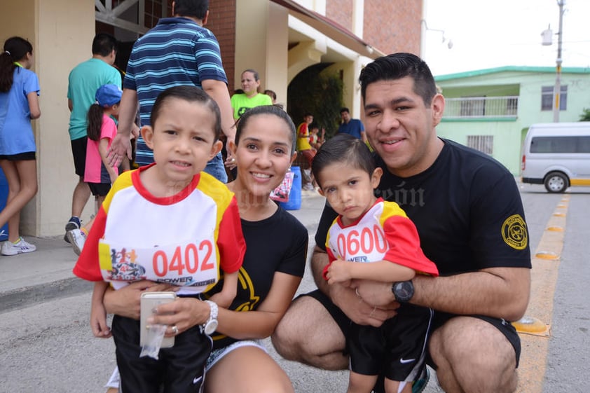 30042015 Carlos Matías, Claudia, Santiago y Carlos.