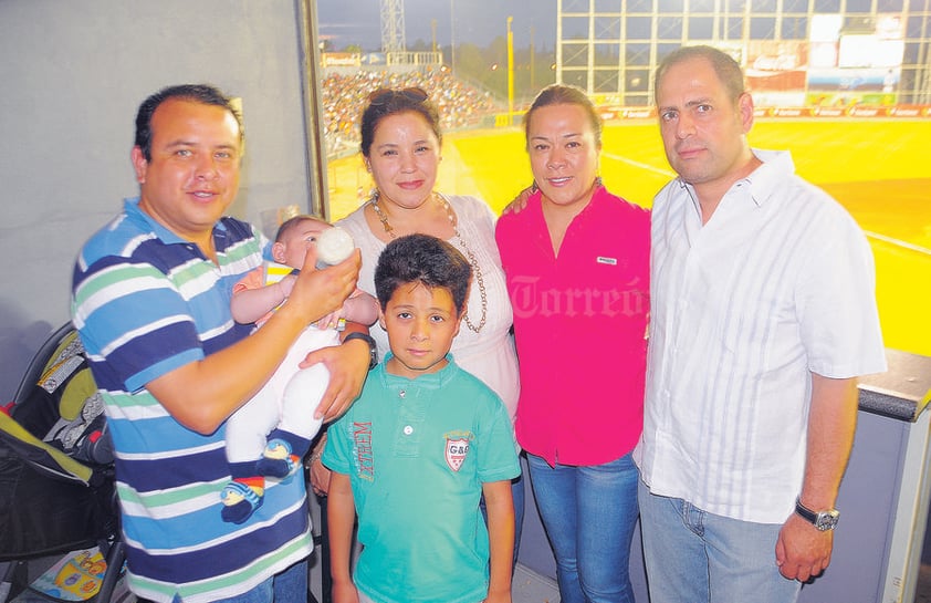 19042015 EN EL BEIS.  Luis y Liliana Dávila, Anel y Alfonso Briones, con sus hijos.