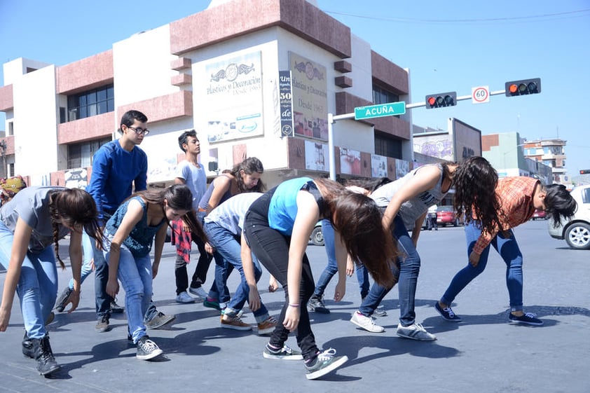 Un minuto o 34 segundos, era el tiempo que el semáforo en rojo le daba a los bailarines para efectuar sus números, obteniendo infinidad de respuestas por parte de los transeúntes.