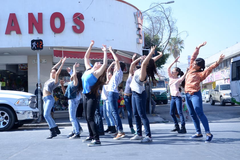 Ante miradas de asombro y muestras de curiosidad, los alumnos de la Escuela Municipal de Danza intervinieron con sus piruetas la calle Acuña y el Mercado Juárez.