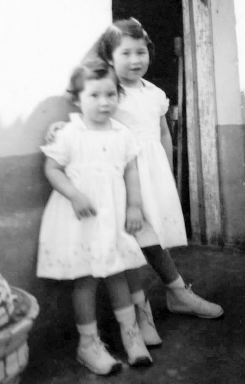 Las hermanas Rosy y Dora Luz Vega Robledo, a los 4 y 3 años de edad, hace algunas décadas.