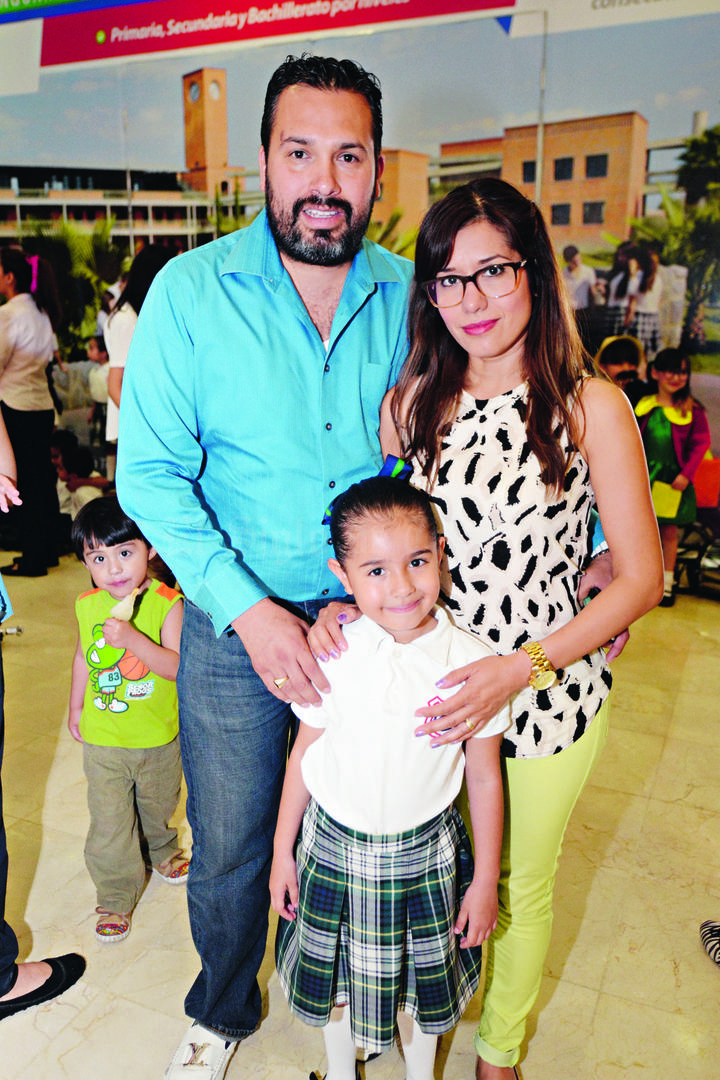 04052015 EN FAMILIA.  Manuel, Zoé y Tania.