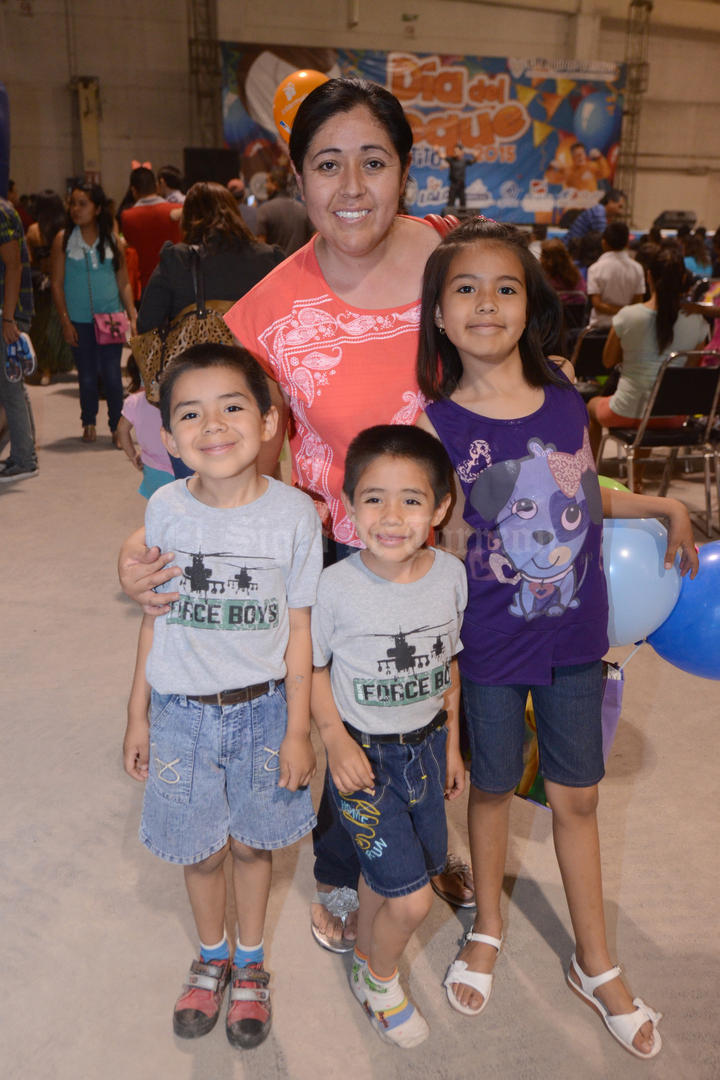 08052015 EVENTO POR EL DíA DEL NIñO.  Fernando, Aidé, Jose María, María Jose.