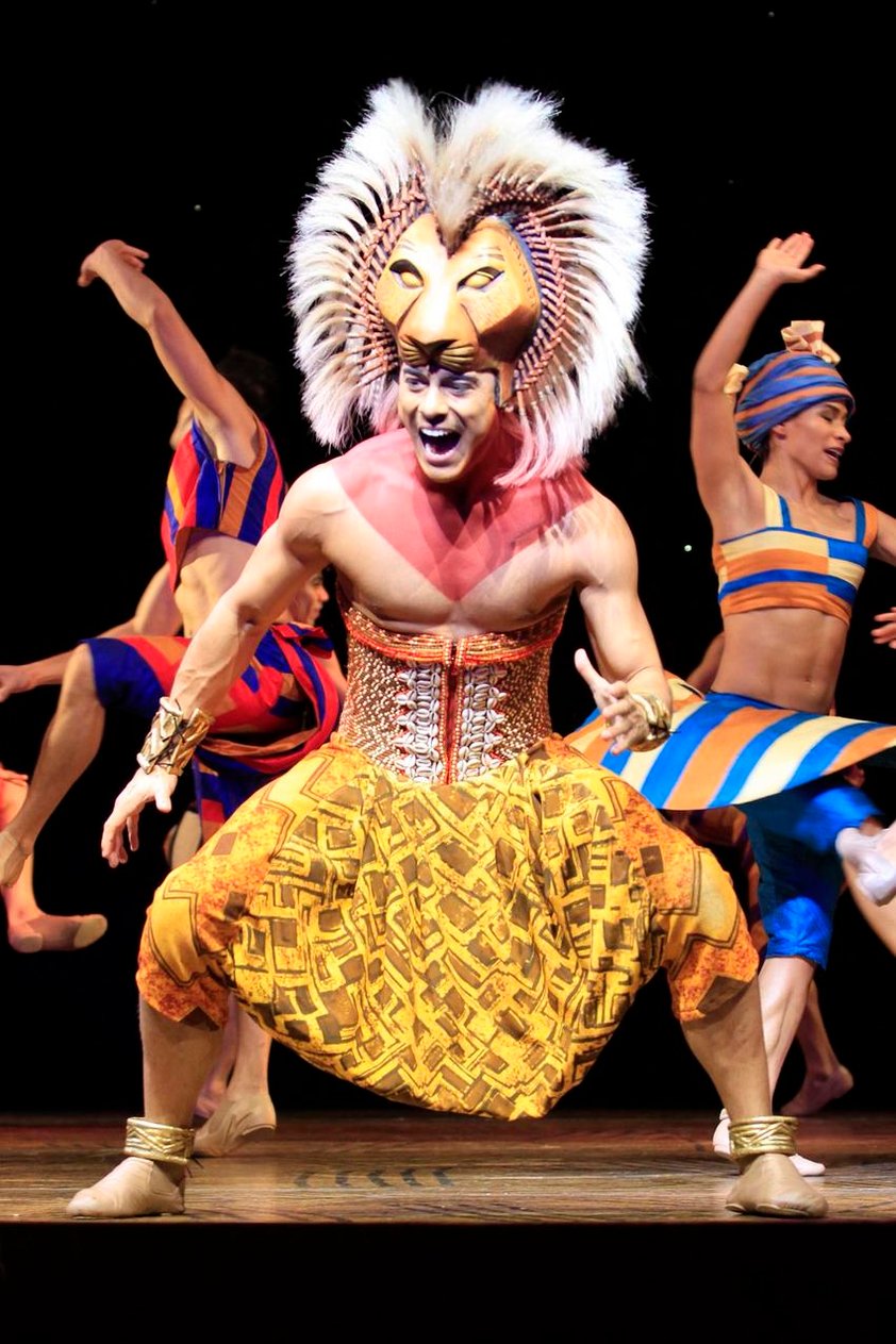 La puesta en escena inició funciones en la Ciudad de México con un equipo en su mayoría mexicano protagonizado por Carlos Rivera como “Simba”, Flavio Medina como “Scar”, Alfonso Borbolla como “Timón” y Sergio Carranza como “Pumba”.