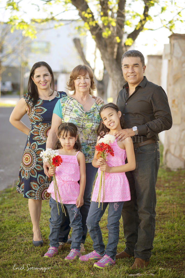 10052015 Sra. Lupita Padilla, en compañía de su hija Lupita Becerra de Villarreal, su yerno, Miguel Ángel Villarreal, y sus nietas, Astrid y Mariángela, celebrando el Día de las Madres.- Érick Sotomayor Fotografía