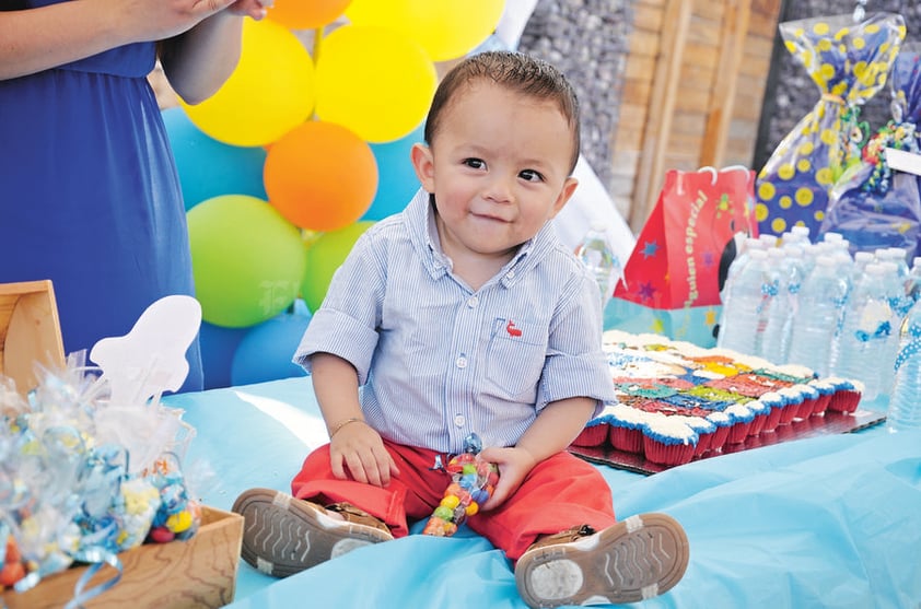 10052015 El pasado sábado tres de mayo de 2015, fue festejado el pequeño José Mateo Niño Zapata por su primer añito de vida. El evento se llevó a cabo en el Jardín One, Two, Three, lugar que lució bellamente decorado con el personaje de 'Pocoyó'.