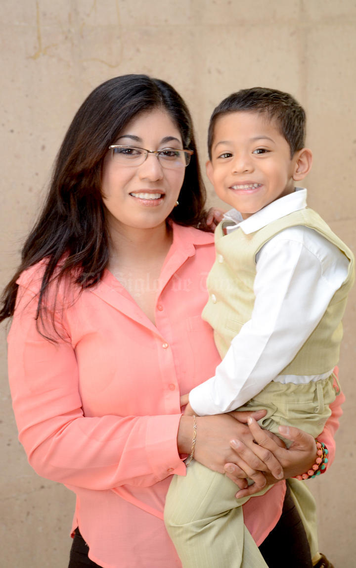 10052015 El pequeño Hiram Gael Ramírez López junto a su mamá, la Sra. Yésica López de Ramírez.