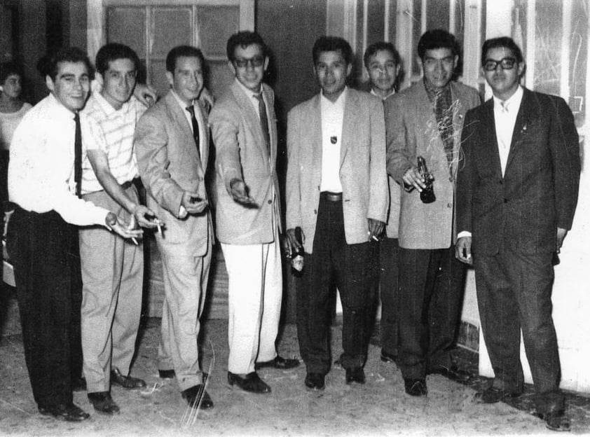 Rafael Pérez, Mario Yarto, Jaime Sada (f), Luis Azpe Pico, Rogelio Treviño, Jaime Murillo, Albino Serna y Humberto Ocaranza (f) en el Casino de San Pedro en 1956.