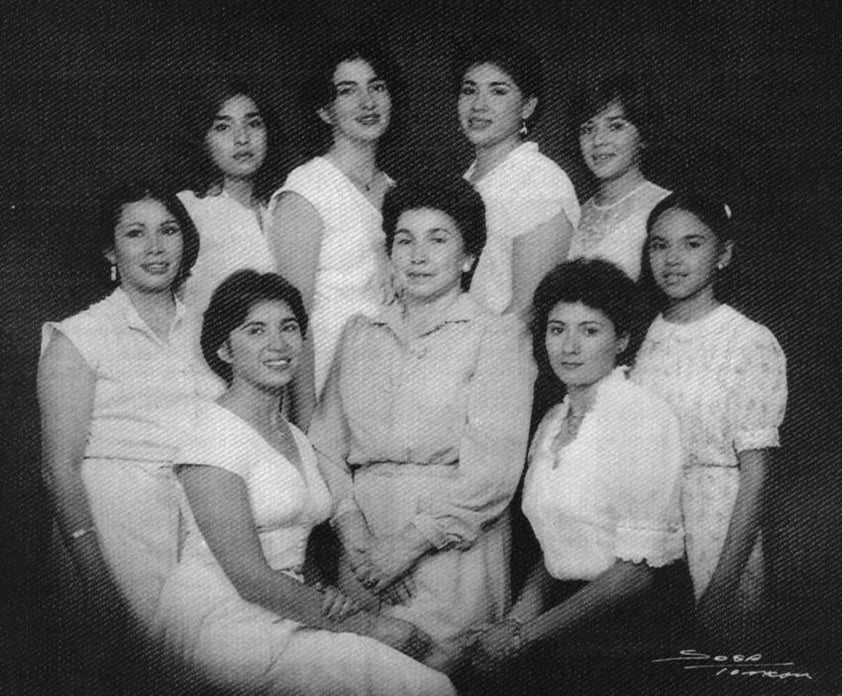 Doña Bertita de la O rodeada de sus hijas: Bertilin, Maricusa, Blanca Alicia, Martha Olga, Marytere, Laura Isabel, Claudia Mariana y Gloria Margarita (f) en Fco. I. Madero, Coahuila, en los años 70.