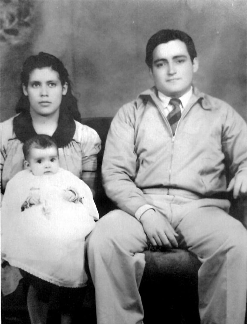 Delfina Ibarra Licerio y José de la Luz Cervantes Dávalos con su primera hija, Mercedes de la Luz Cervantes Ibarra, en una fotografía del 15 de marzo de 1944.