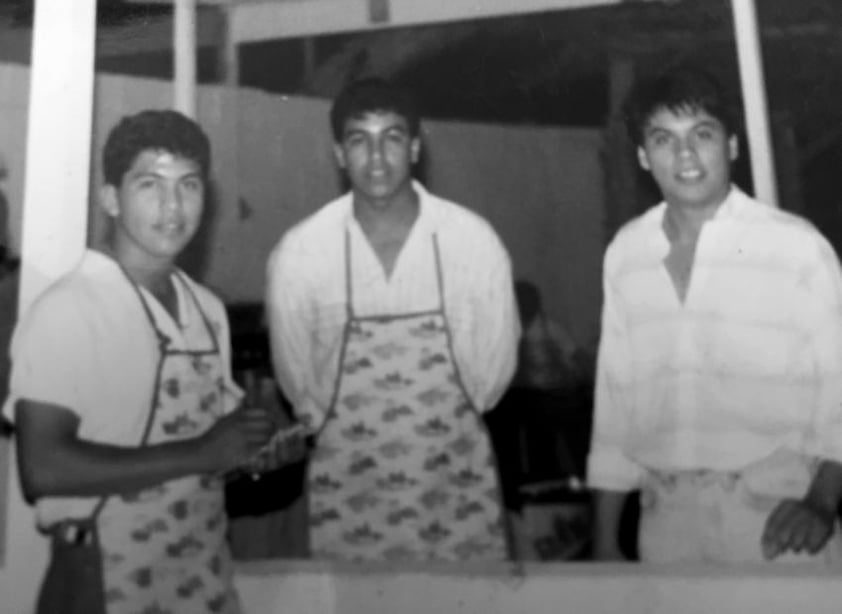 Víctor y Antonio Chincoya con Hugo Rodríguez en la Feria de Gómez Palacio en 1985.