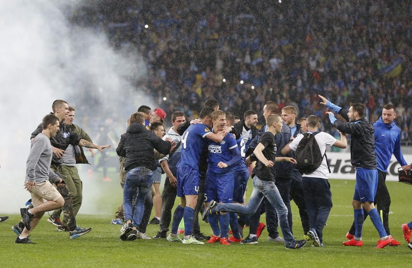 Los aficionados ucranianos bajaron a la cancha para celebran con los jugadores.